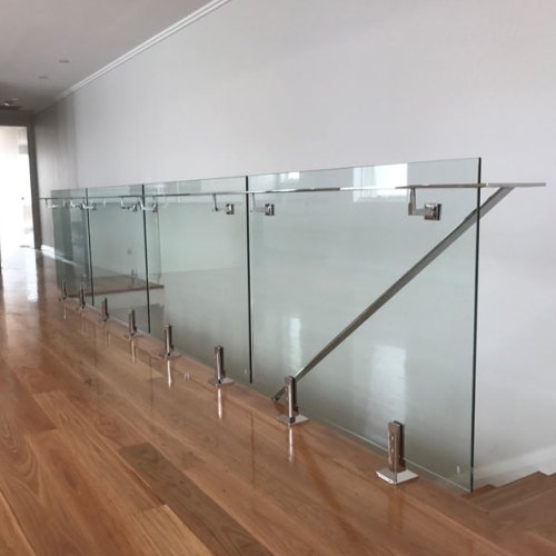نرده شیشه ای در طراحی ساختمان